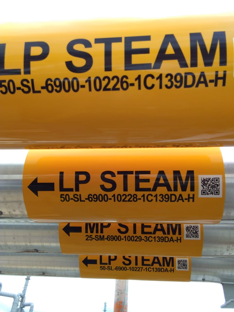 Idigo plates and wrap-around Pipe markers installation in a petrochemical plant